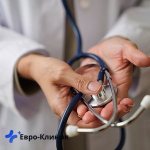 Стетоскоп в руках у врача